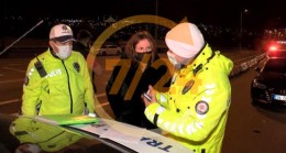 Kimlik soran polise banka kartı gösterdi