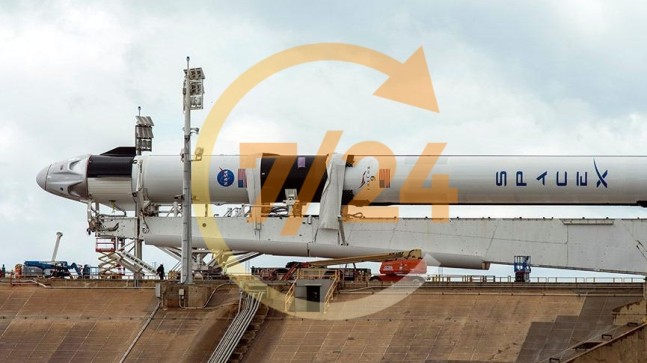 SpaceX insanlı uçuşunu erteledi!