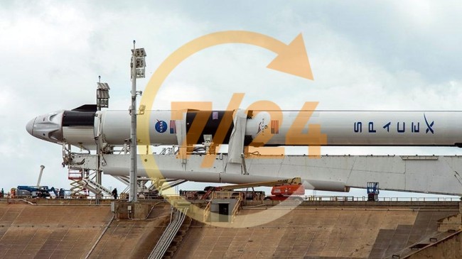 SpaceX insanlı uçuşunu erteledi!