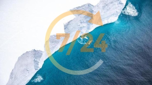 İngiliz donanması Atlantik Okyanusu’nda yüzen en büyük buzulu görüntüledi