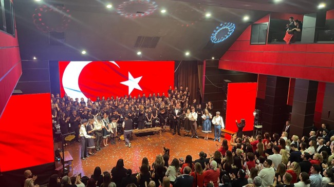 Anabilim Eğitim Kurumları Sahnesinde Cumhuriyet Destanı Bir Kez Daha Hayat Buldu!
