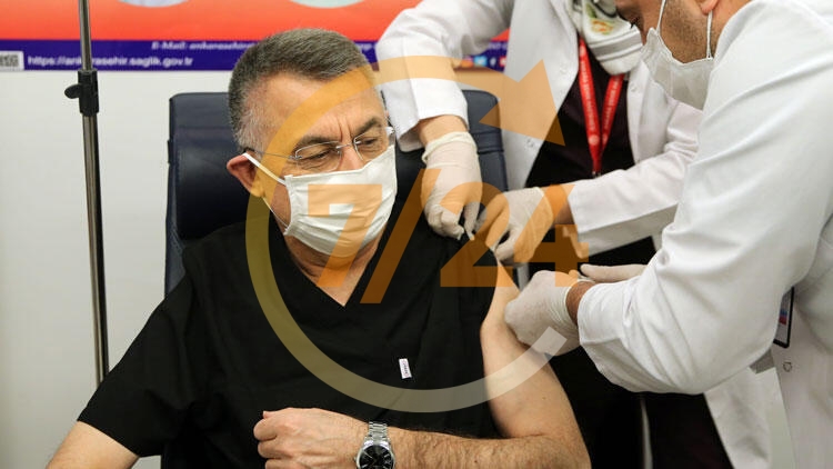 Fuat Oktay da Kovid-19 aşısı yaptırdı