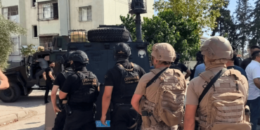 Adana'da Polise El Bombasıyla Direnen Firari ve Silahı Temin Eden Şüpheli Tutuklandı