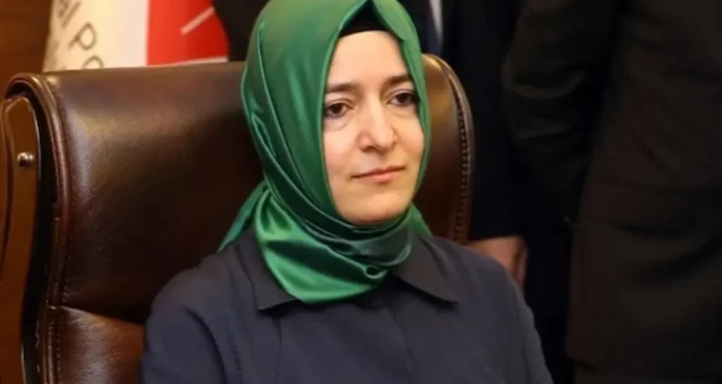 AKP Görevlerinden İstifa Eden Fatma Betül Sayan Kaya Partinin İnternet Sitesinden Kaldırıldı