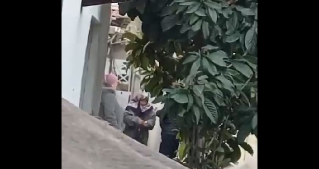 Esenyurt'ta Gecekondu Bahçesinde Uyuşturucu Alışverişi Kameraya Yansıdı