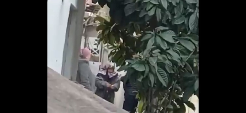Esenyurt'ta Gecekondu Bahçesinde Uyuşturucu Alışverişi Kameraya Yansıdı