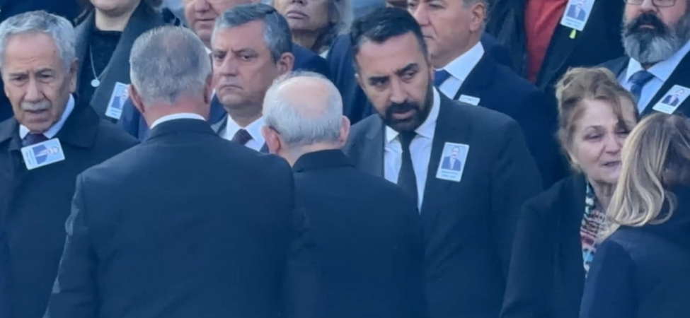 Özgür Özel ve Kemal Kılıçdaroğlu Meclis'teki Cenaze Töreninde Bir Araya Geldi