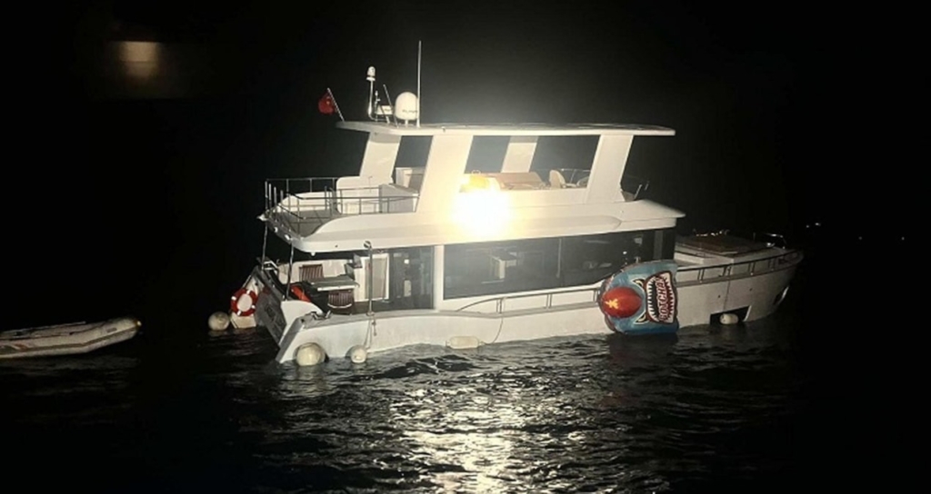 Çanakkale'de batma tehlikesi geçiren teknedeki iki kişi Sahil Güvenlik tarafından kurtarıldı