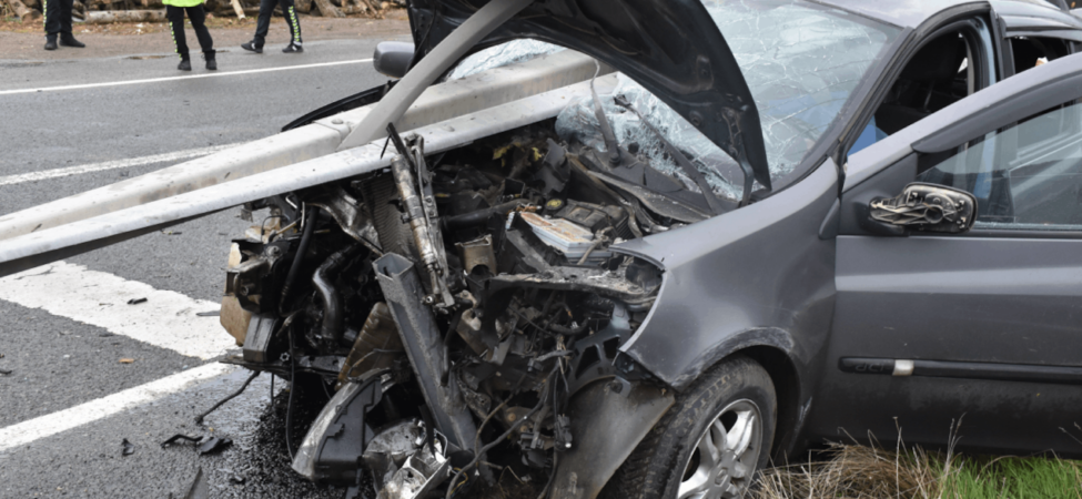 Gümüşhane'de Otomobilin Bariyerlere Çarpması Sonucu Bir Kişi Öldü, Dört Kişi Yaralandı