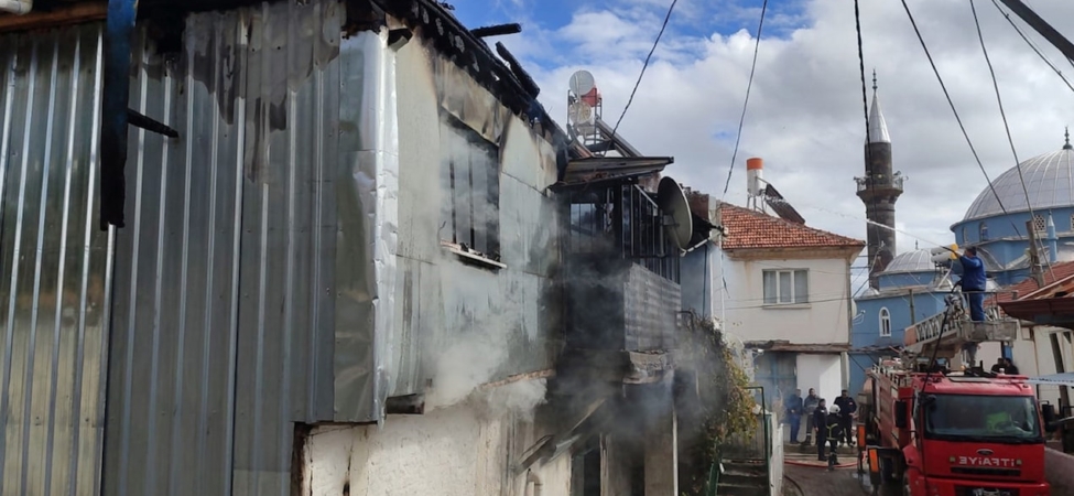 Sandıklı'da İki Katlı Ahşap Evde Çıkan Yangın İtfaiye Tarafından Söndürüldü